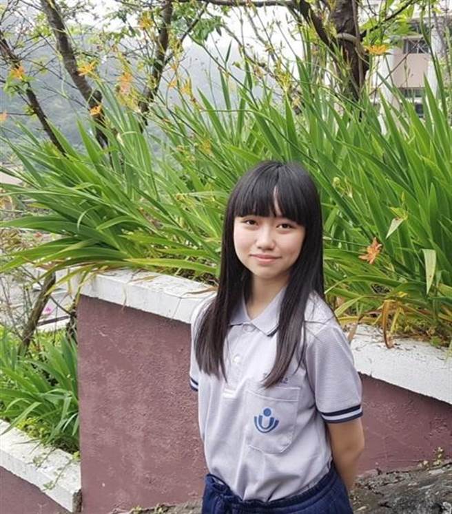 基隆二信高中學生龍怡君放棄公立明星學校，選擇留在家鄉唸書，考上台大會計系。（基隆二信高中提供／陳彩玲基隆傳真）