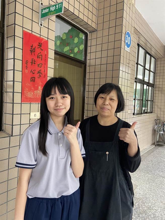基隆二信高中學生龍怡君（左）放棄公立明星學校，選擇留在家鄉唸書，考上台大會計系。（基隆二信高中提供／陳彩玲基隆傳真）