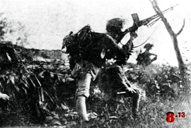 淞滬戰役國軍戰士以機槍掃射日軍飛機。（本報系資料照片）