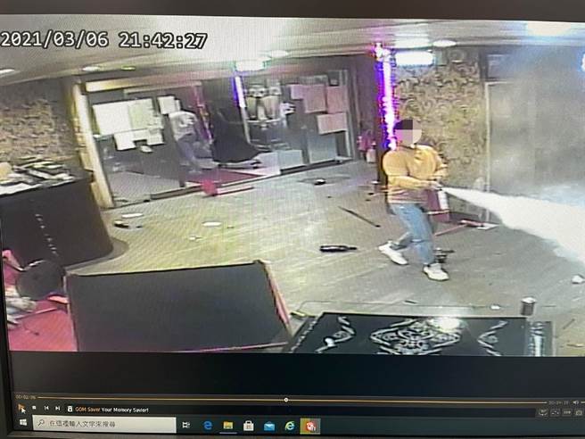 雲林縣虎尾警分局逮捕聚眾砸店案2主嫌，瓦解暴力集團。（虎尾警分局提供／張朝欣雲林傳真）