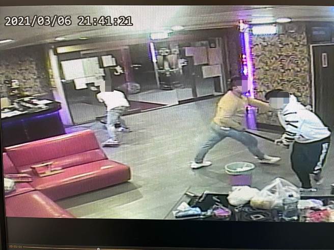 雲林縣虎尾警分局逮捕聚眾砸店案2主嫌，瓦解暴力集團。（虎尾警分局提供／張朝欣雲林傳真）