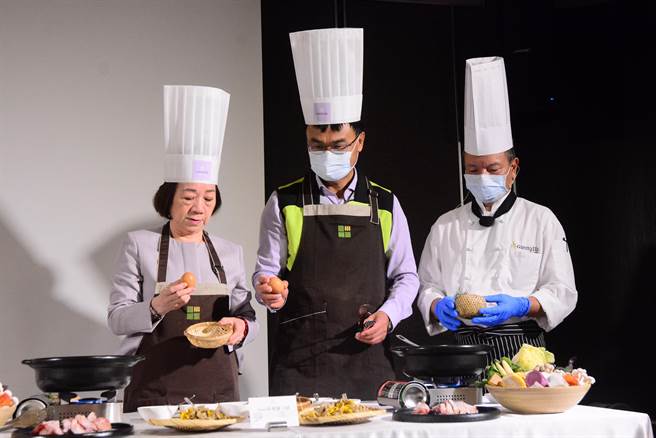 「台湾国宝级Gaea鸡」技术移转暨上市命名发表会上，农委会主委陈吉仲（中）与集团董事长尹纯绸（右）仔细端详肉质与有机鸡蛋。（王志伟摄）