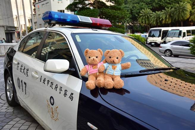 专家认为布偶有助于抒缓遭遇案件的幼童情绪。（北市警局提供，文：陈鸿伟）