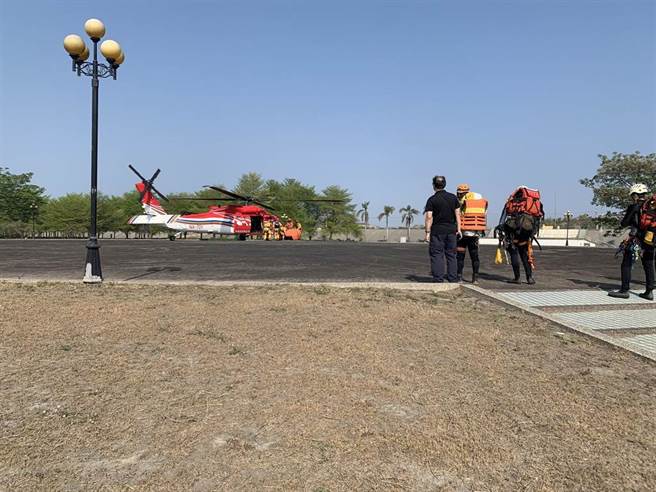 搜救人员申请直升机要前往出事地点吊挂戴男遗体。(警消提供／林雅惠高雄传真)
