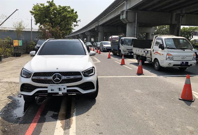 一辆休旅车日前故障在中投东路二段与五福路口，雾峰分局雾峰派出所员警上前帮忙，发现漏油，摆上交通车，防止其他车辆太靠近。（雾峰分局提供／黄国峰台中传真）