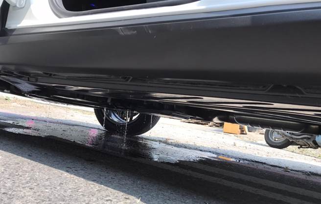 一辆休旅车日前故障在中投东路二段与五福路口，雾峰分局雾峰派出所员警上前帮忙，发现该车漏油严重。（雾峰分局提供／黄国峰台中传真）