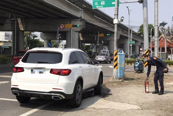 一辆休旅车日前故障在中投东路二段与五福路口，雾峰分局雾峰派出所员警上前帮忙，发现该车漏油，找来灭火器，放在现场备用。（雾峰分局提供／黄国峰台中传真）