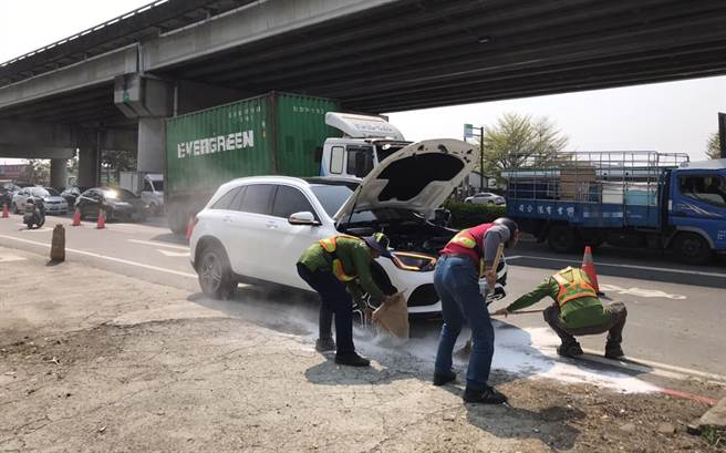 一辆休旅车日前故障在中投东路二段与五福路口，雾峰分局雾峰派出所员警上前帮忙，发现该车漏油，联络环保局来将渗漏的汽油覆盖。（雾峰分局提供／黄国峰台中传真）