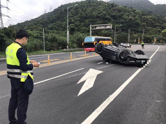 一辆自小客车疑似自撞护栏后翻覆，幸无人伤亡。（苏澳警分局提供／胡健森宜兰传真）