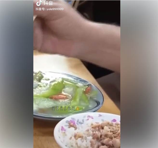 还有人注意到任达华当天吃的菜色。(取自抖音)