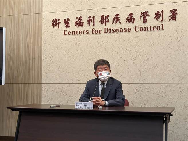 首批11.7万剂AZ疫苗日前抵台，中央流行疫情指挥中心指挥官陈时中今亲上火线，宣布AZ疫苗傍晚已完成所有检验。（图／陈人齐摄）