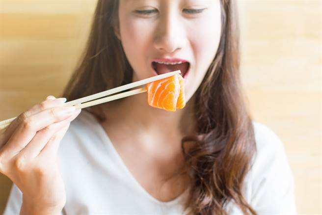 有民眾为参与寿司郎推出的优惠活动，特地改名为鲑鱼，没想到事后却跑错店家用餐，无法享用免费待遇。(达志影像/示意图非当事人)