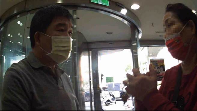 台中市69岁罗姓妇人（右）透过脸书交友，为收到礼物，按照对方指示前往银行欲匯款，血汗钱差点被骗。（台中市警第二分局提供／张妍溱台中传真）