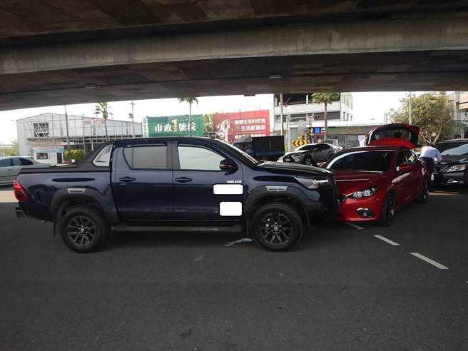 台中市西屯區環中路與市政路口，17日中午發生三輛車碰撞的交通事故，造成1人受傷，3名駕駛均無喝酒。（民眾提供）