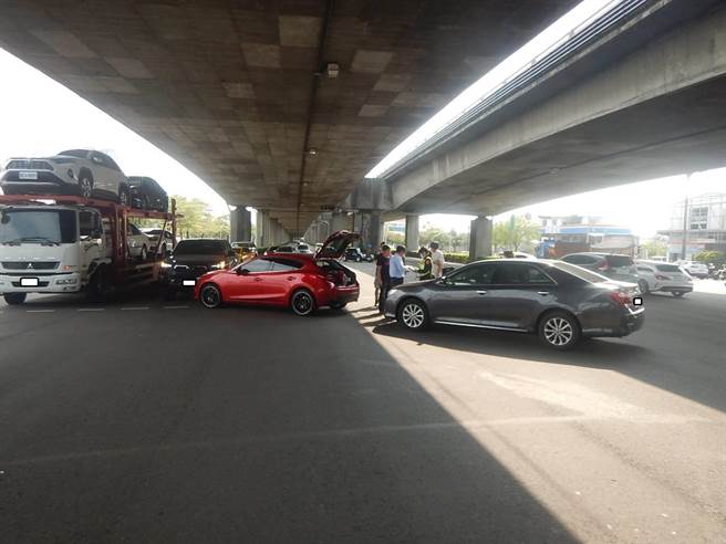 台中市西屯區環中路與市政路口，17日中午發生三輛車碰撞的交通事故，造成1人受傷，3名駕駛均無喝酒。（民眾提供）