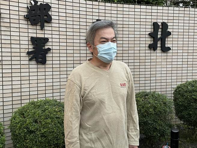 远东航空董事长张纲维今下午6时许踏出北所，接受媒体受访长达10多分钟，抱怨法官半年未开庭，自己日夜煎熬，也感谢好友奔波半年为他筹措交保金。（记者蔡雯如摄）