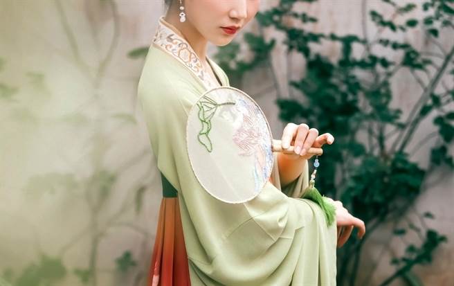 北齐后主高纬十分宠爱冯小怜，竟还让她脱光衣服躺在桌上给大臣欣赏。(示意图/达志影像)