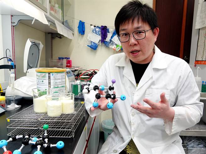 嘉义县中正大学化学化学暨生物化学系副教授游景晴近期研发出能快速合成岩藻糖化乳寡糖的方法，模拟母乳的好。（中正大学提供／张亦惠嘉县传真）