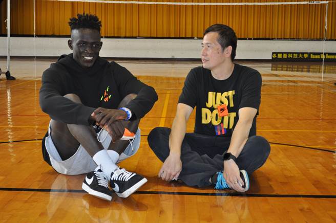 教练黄志才(右)就像是阿比伯(左)在醒吾科大的爸爸。(醒吾科大提供)
