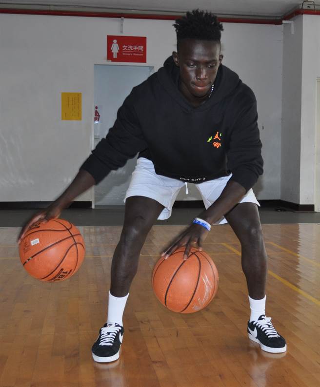 阿比伯自主练习时，随手抓起两篮球交叉运球。(醒吾科大提供)