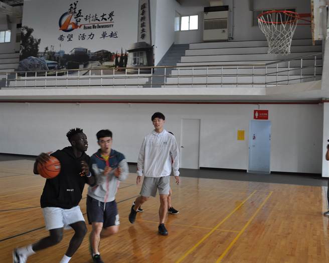 阿比伯与醒吾篮球队队员练习带球过人，神情专注。(醒吾科大提供)