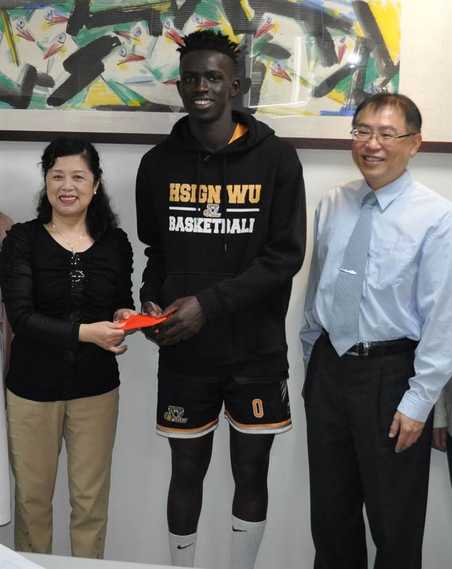 前林口高中家长会长林巧菁(左)捐赠奖助金给阿比伯，醒吾科大校长陈义文(右)鼓励阿比伯勇敢圆梦挑战NBA。(醒吾科大提供)