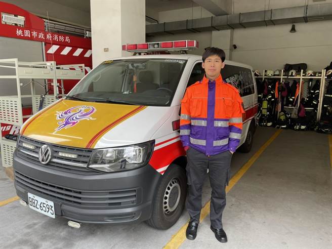 桃园消防分队员林绍任日前帮助1名女机车骑士，该骑士姐姐也到告白消防发文，感谢林的协助。（桃园消防分队提供／赖佑维桃园传真）