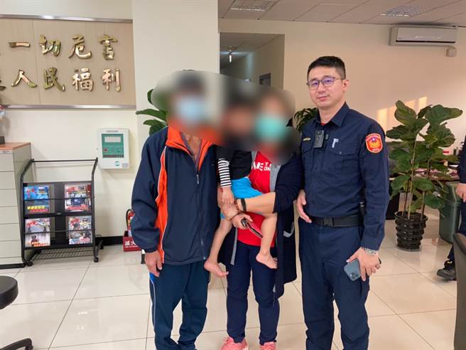 幼童贪玩溜出门迷途106线道 林口警与民眾脸书贴文助返家。(戴志扬翻摄)