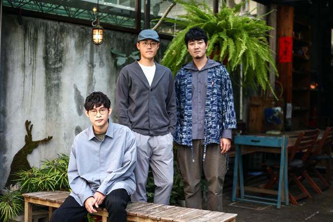 登山向导普鲁图（左2）怀抱「希望让所有台湾人都来登山」的梦想，在公视纪实影集《群山之岛与不去会死的他们》中，带领乐团「麋先生」登上南湖大山。(邓博仁摄)