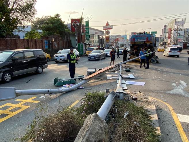 台南永康區1動力機械車疑剎車故障自撞號誌桿 社會 中時