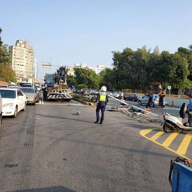 台南市永康區中華路與南台街154巷口今天傍晚發生一起動力機械車疑剎車故障的事故。（永康警分局提供／曹婷婷台南傳真）