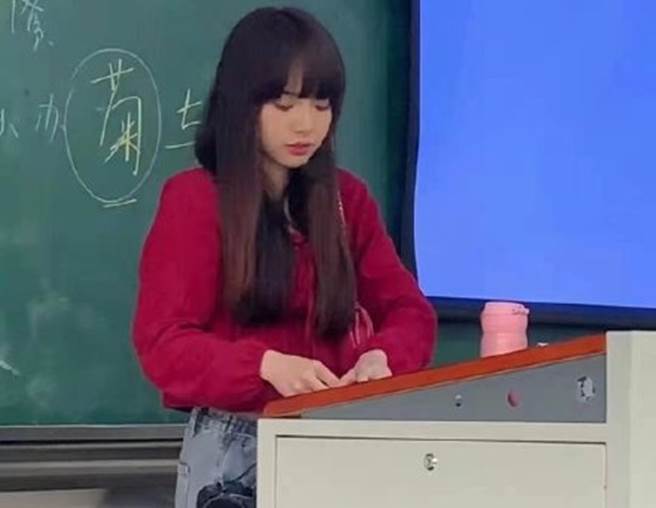 大陆正妹老师因为神似Lisa的美貌爆红。(取自微博)