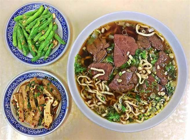 孔家小馆的牛肉麵超大碗，麵和肉量都很多，吃起来很有满足感。小菜豆干也加入牛油调味，更添香气和口感。（潘建志摄）