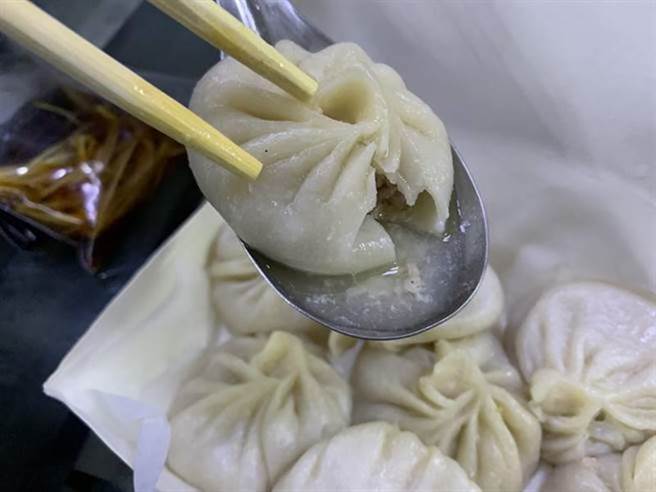 菁祥厅北方小馆的小笼汤包，个头虽小却很饱满，满满的汤汁令人惊艷。（王扬杰摄）