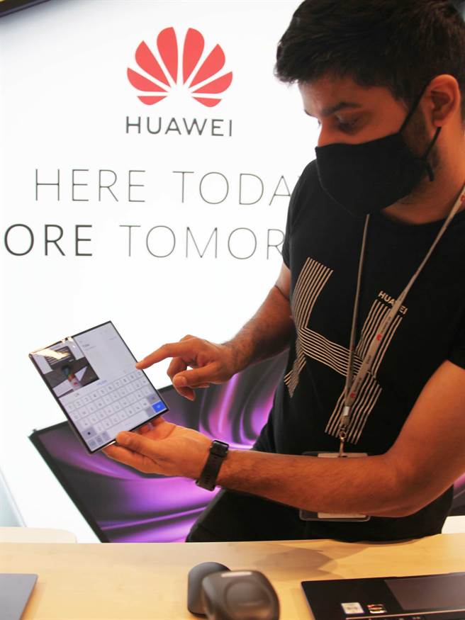 位于英国东伦敦西田购物中心的华为零售旗舰店。（中新社）