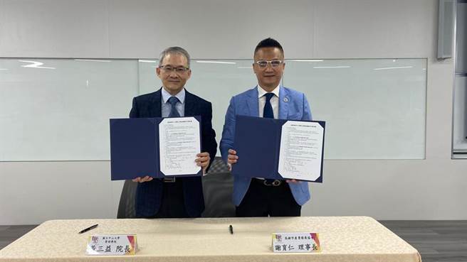 （中山大学管理学院院长黄三益(左)与高雄市产业发展协会理事长谢育仁(右)签订合作备忘录。图／中山大学提供）
