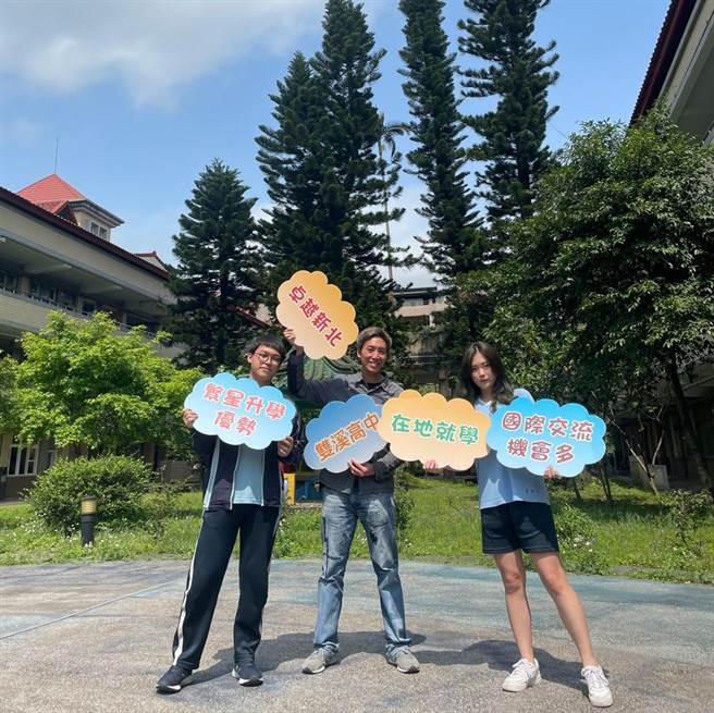 双溪高中成立高中部25年以来首位台大生录取护理系谢泯谚同学(左)、黄雨柔同学录取政大民族系(右)。（新北市教育局提供）