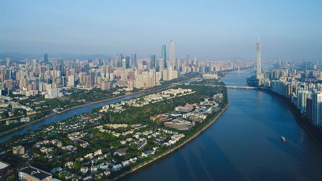 广州二沙岛绿意盎然。（新华社）