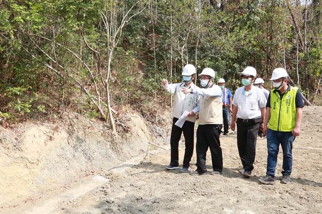 台南市長黃偉哲視察玉井區沙田里坑內野溪主流右側護岸工程。（台南市府提供／劉秀芬台南傳真）