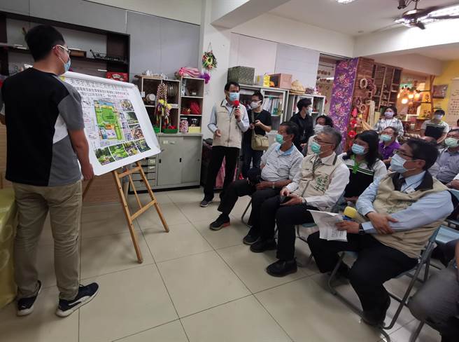 玉井區長陳新澈（左二）報告區政建設內容。（劉秀芬攝）