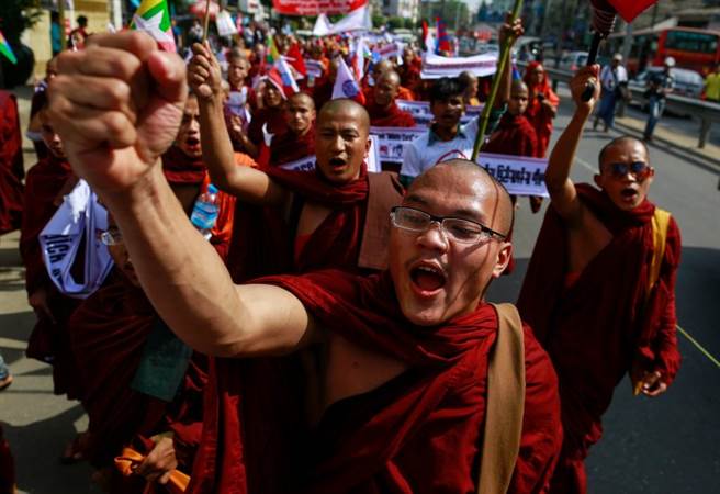 2007年，缅甸僧侣的番红花革命，如今僧侣团体也表态抗议军政府。(图/路透社)