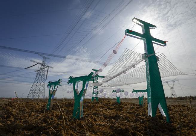 2018年，高壓輸電工程新疆段全線貫通。（新華社）