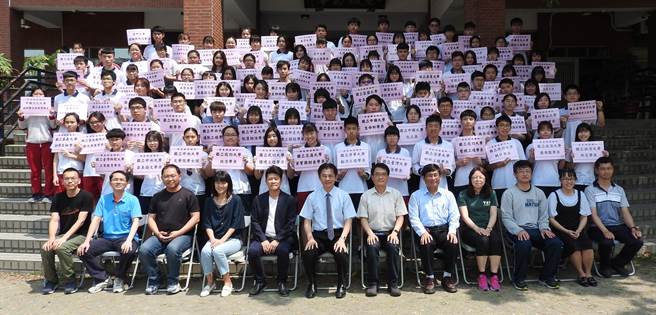 新化高中特殊选才及繁星推荐上榜学生与校长许宏明（前排左六）、教务主任刘家全、家长会长吴孟锦暨高三导师合照。（新化高中提供／刘秀芬台南传真）