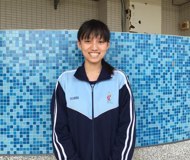 东港高中太鲁阁族女孩高妍祯以51级分通过中国医药大学牙医系第1阶段，有望继承父亲衣钵。（谢佳潾摄）