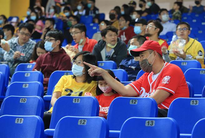 味全龙队復出，17日上演龙象大战，有夫妻分属不同球队的支持者一起来加油。（黄国峰摄）