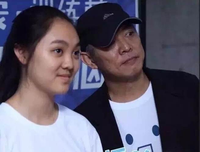 李連杰曾在微博曝光與利智大女兒合照。(取自李連杰微博)