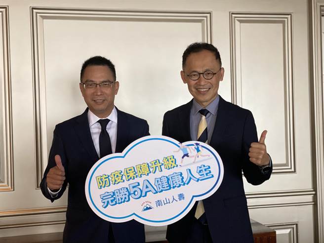 南山人寿代理总经理范文伟（左）表示，保户投保外溢保单，现金回馈最有感，右为南山人寿副总陈维新。(洪凯音摄影)