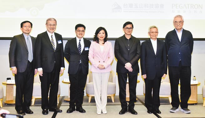 玉山和硕科技论坛16日举行，中磊暨怡和创投集团董事长王伯元（右起）、和大工业董事长沈国荣、和硕董事长童子贤、玉山科技协会理事长李纪珠、和硕车用电子部总经理赖哲彦、蓝涛亚洲总裁黄齐元及工研院所长苏孟宗出席。图／顏谦隆
