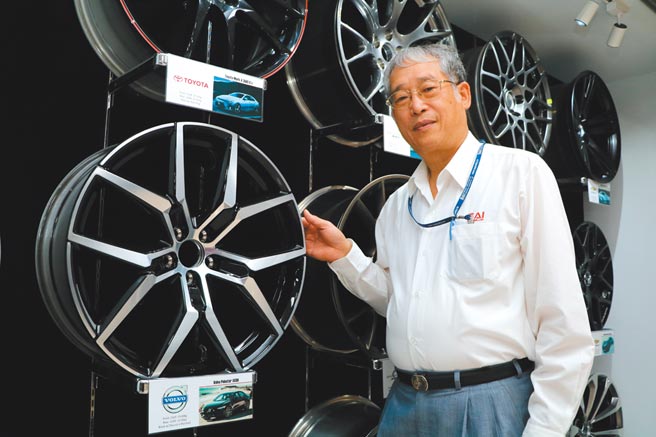 巧新董事长黄聪荣透露，公司已生产主力客富豪（Volvo）XC60电动车的锻造铝圈。图／刘朱松