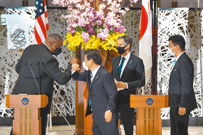美國國務卿布林肯（右二）及國防部長奧斯汀（左一）16日下午與日本外相茂木敏充（左二）和防衛大臣岸信夫（右一）舉行「2+2」會談。在會後記者會上，奧斯汀與茂木擊肘打招呼。（路透）